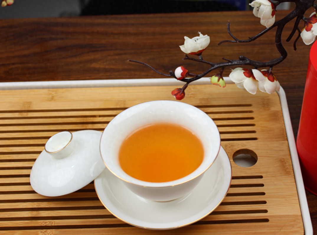绿茶好喝还是红茶好喝（春天该喝红茶还是绿茶）